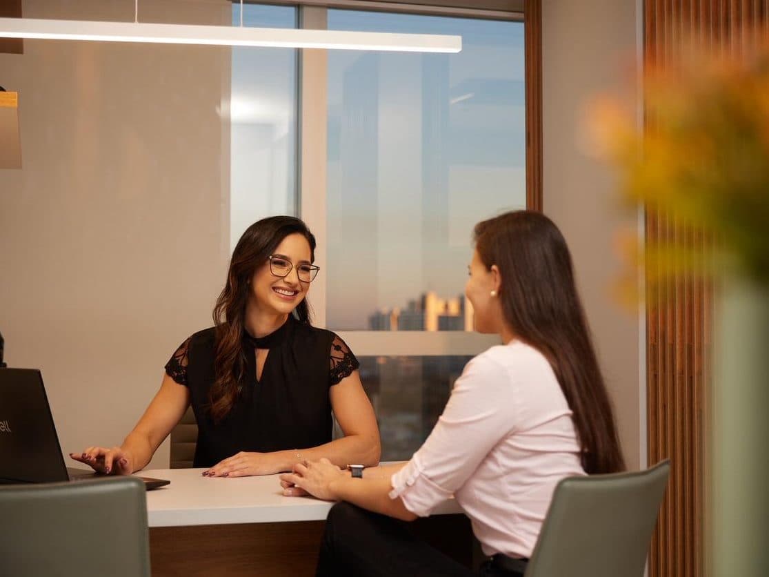 Dra. Jaqueline Roque em consulta com paciente